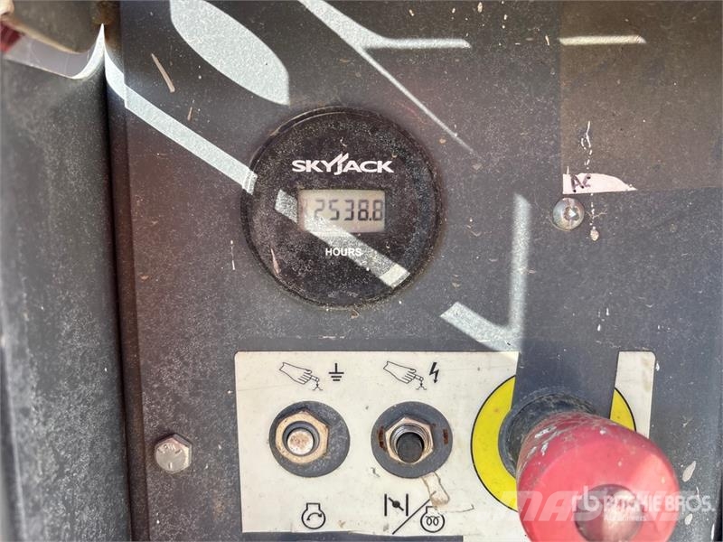 SkyJack SJ6826 RT Ollós emelők