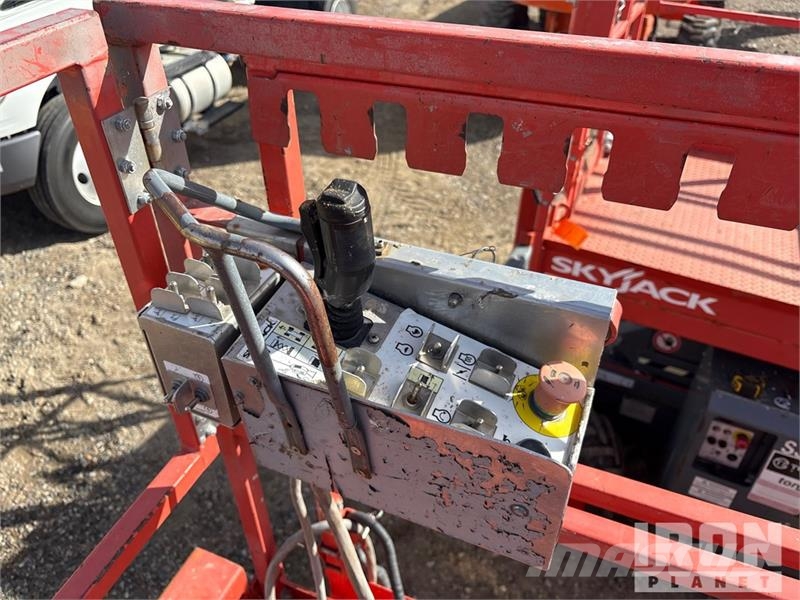 SkyJack SJ6826 RT Scissor lifts