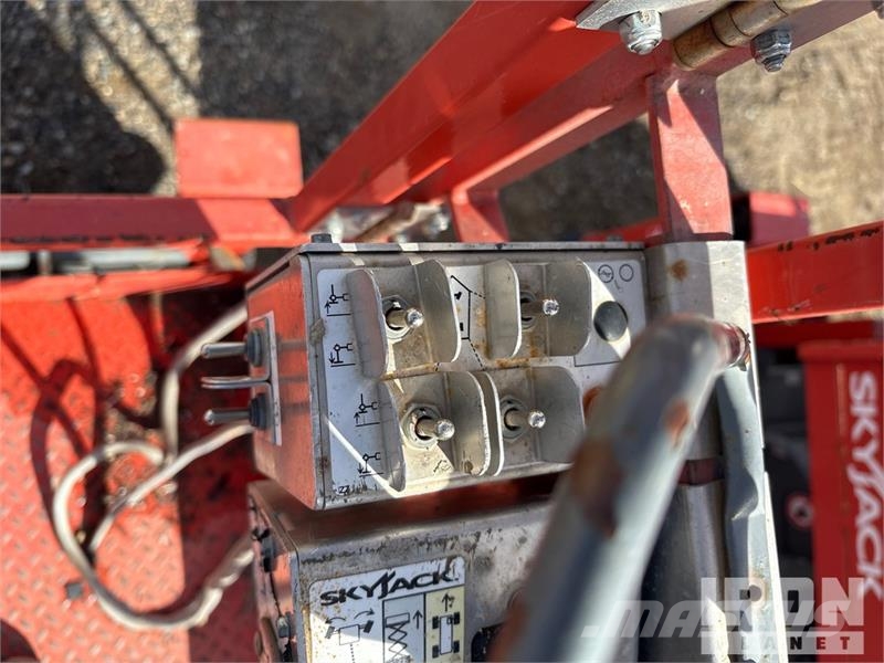 SkyJack SJ6826 RT Scissor lifts