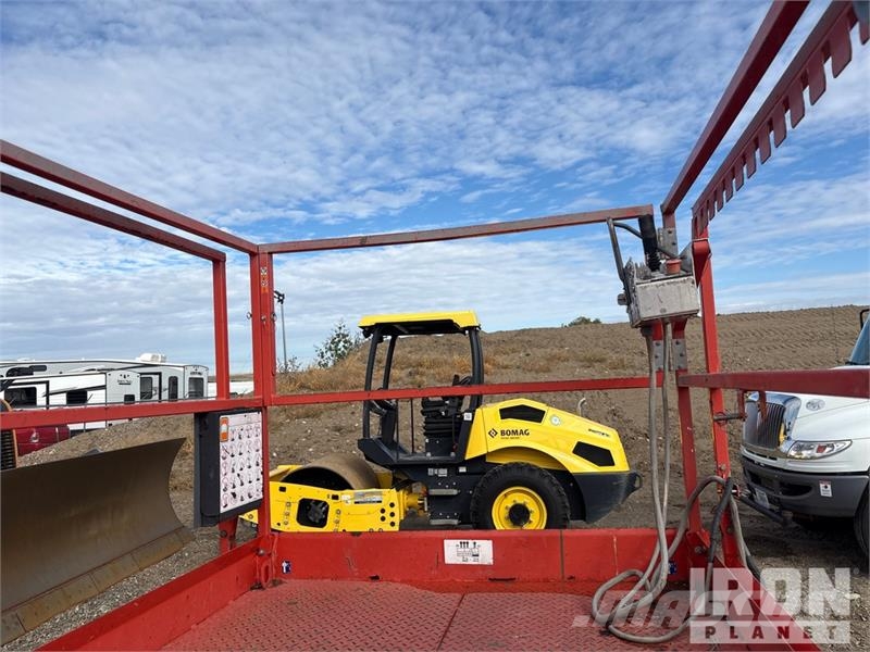 SkyJack SJ6826 RT Scissor lifts