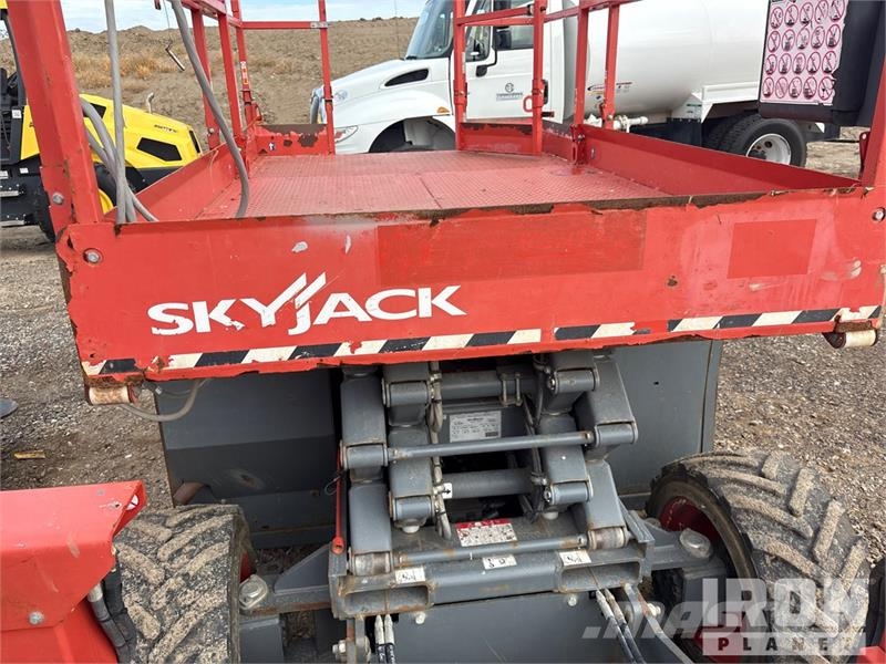 SkyJack SJ6826 RT Scissor lifts