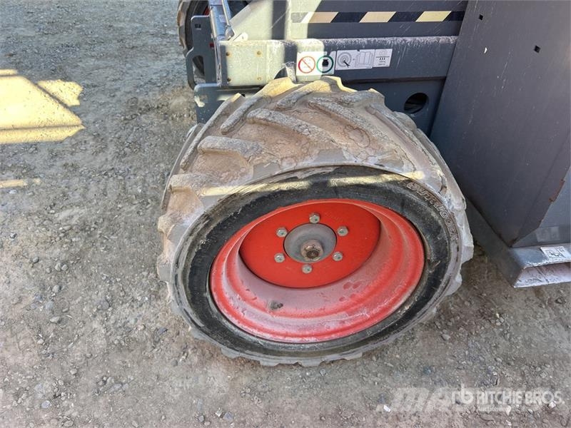 SkyJack SJ6826 RT Ollós emelők
