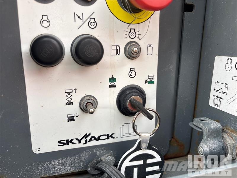 SkyJack SJ6826 RT Scissor lifts