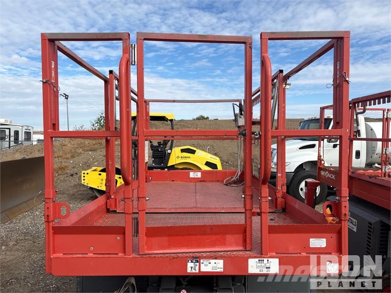 SkyJack SJ6826 RT Scissor lifts
