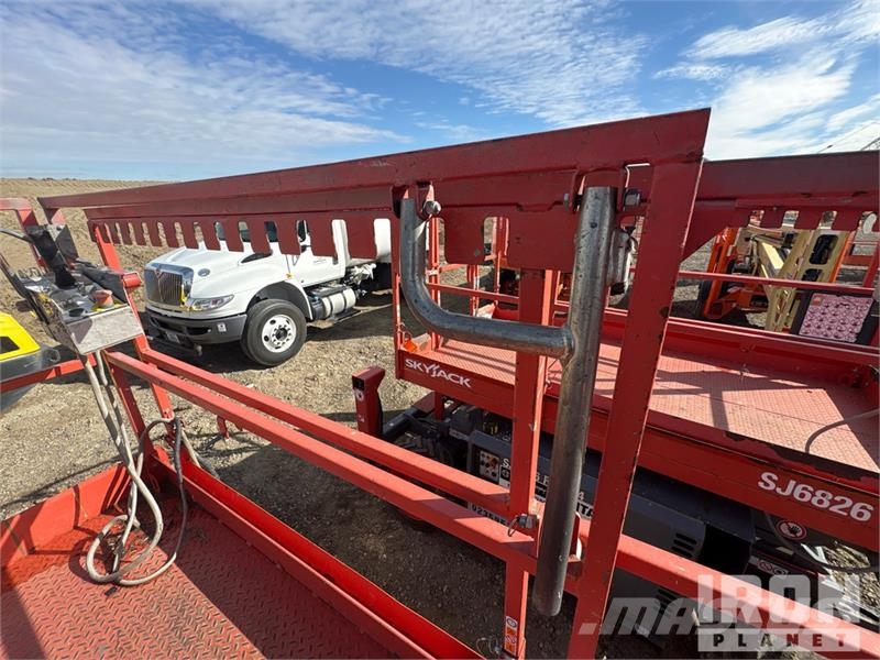 SkyJack SJ6826 RT Scissor lifts