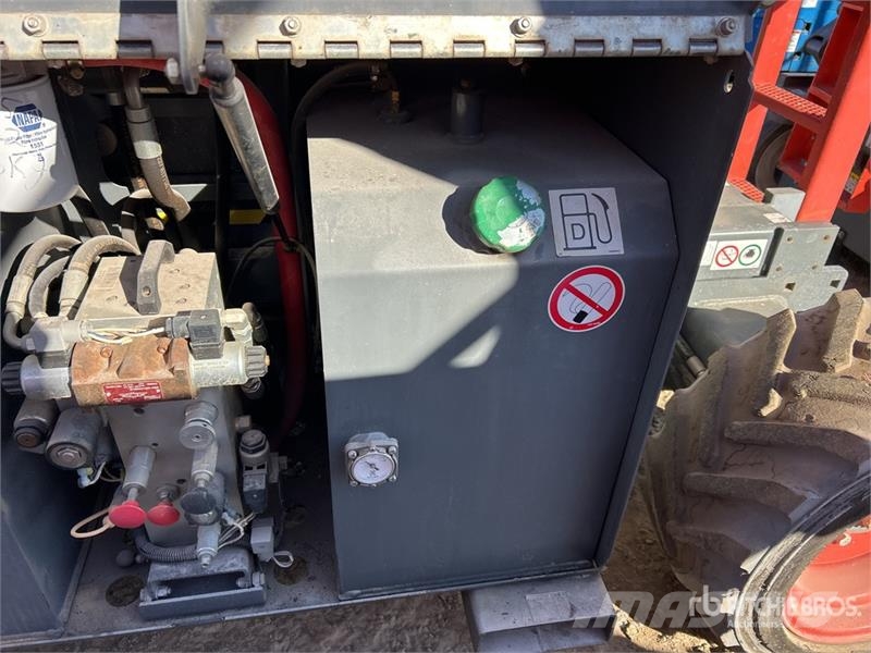 SkyJack SJ6826 RT Ollós emelők