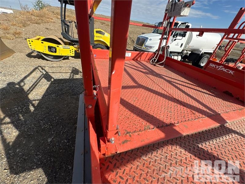 SkyJack SJ6826 RT Scissor lifts