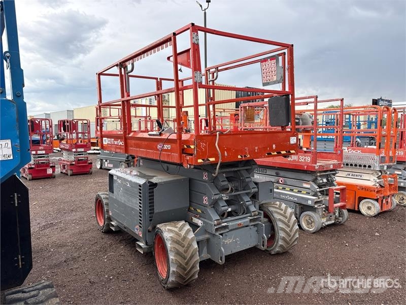 SkyJack SJ6832 RT رافعات مقصية الشكل