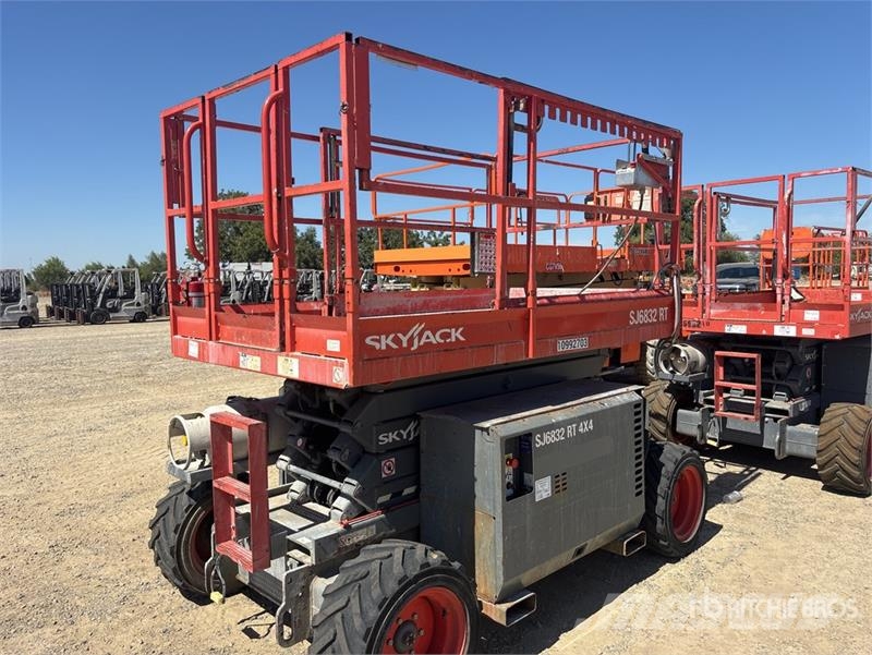 SkyJack SJ6832 RT Scissor lifts