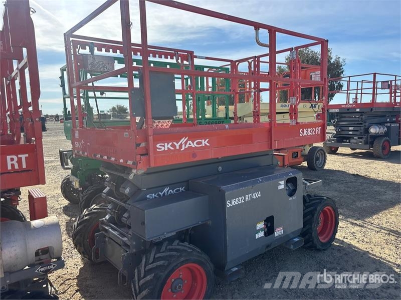 SkyJack SJ6832 RT Scissor lifts