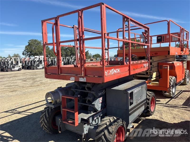 SkyJack SJ6832 RT Scissor lifts