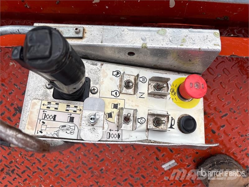 SkyJack SJ6832 RT رافعات مقصية الشكل