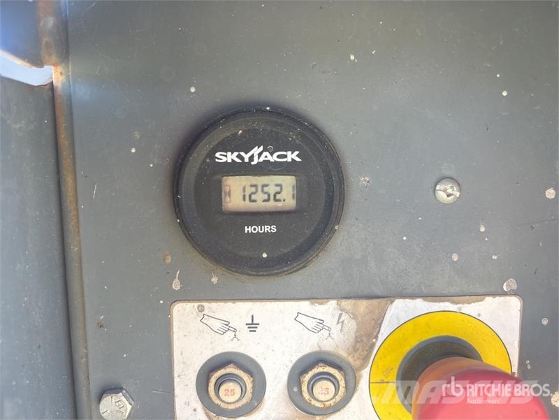 SkyJack SJ6832 RT Scissor lifts