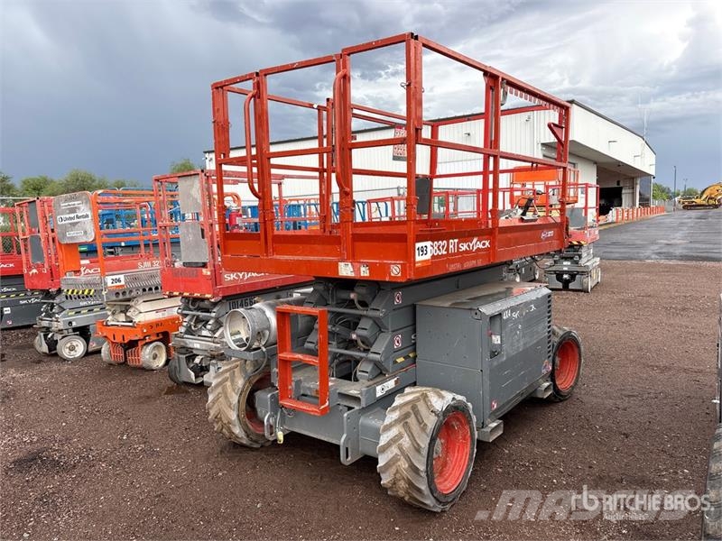 SkyJack SJ6832 RT رافعات مقصية الشكل