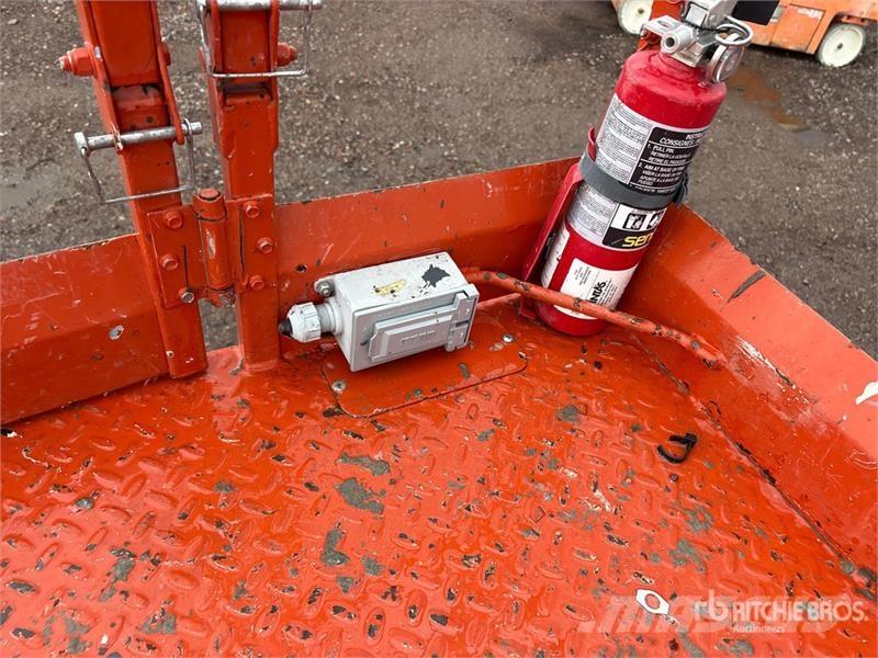 SkyJack SJ6832 RT رافعات مقصية الشكل