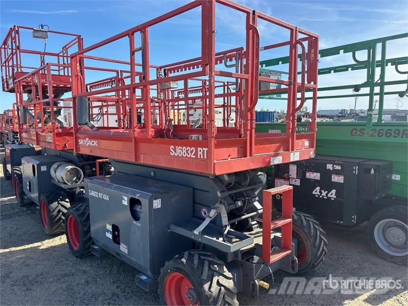 SkyJack SJ6832 RT Scissor lifts