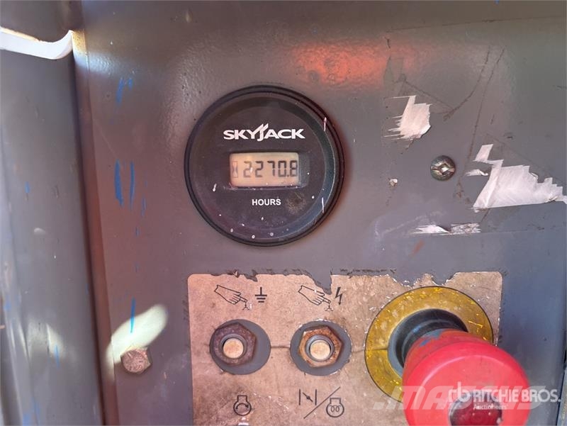 SkyJack SJ6832 RT Scissor lifts