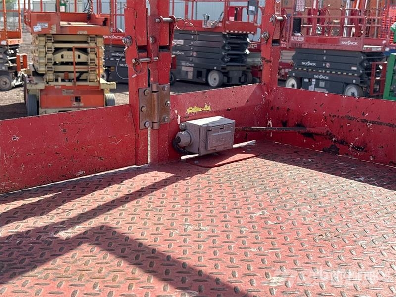 SkyJack SJ6832 RT Scissor lifts