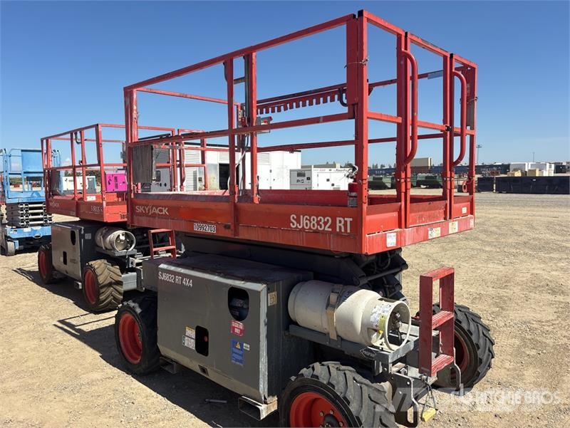 SkyJack SJ6832 RT Scissor lifts