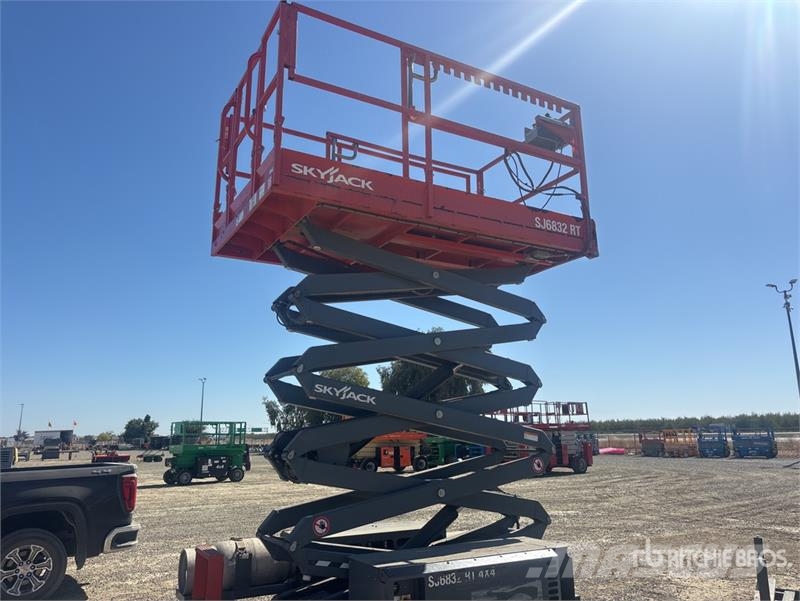 SkyJack SJ6832 RT Scissor lifts