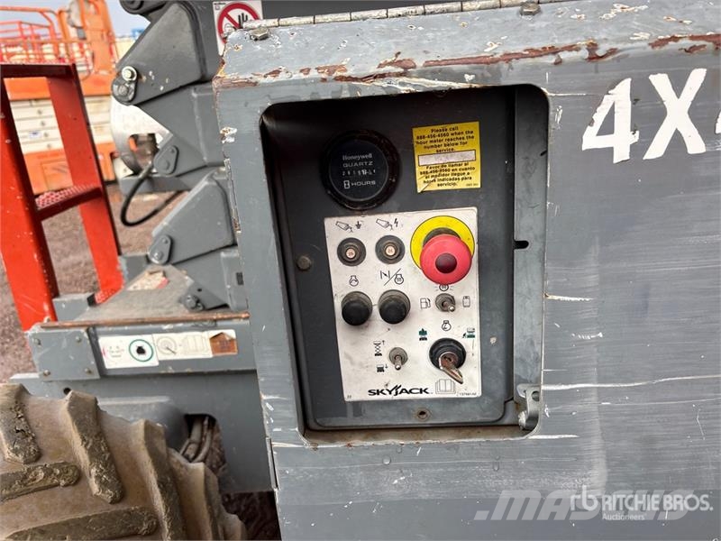 SkyJack SJ6832 RT رافعات مقصية الشكل