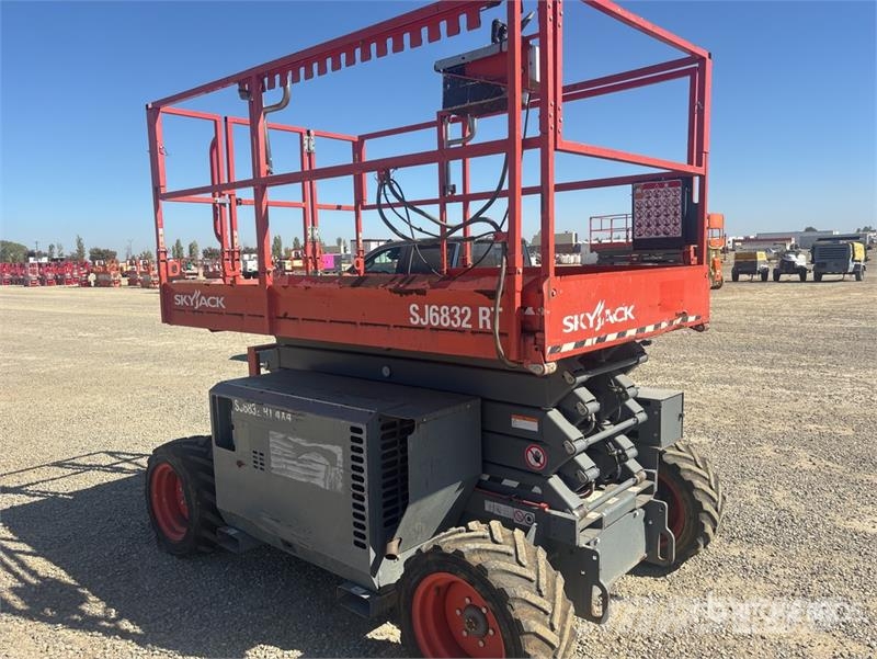 SkyJack SJ6832 RT Scissor lifts