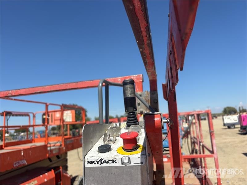 SkyJack SJ6832 RT Scissor lifts