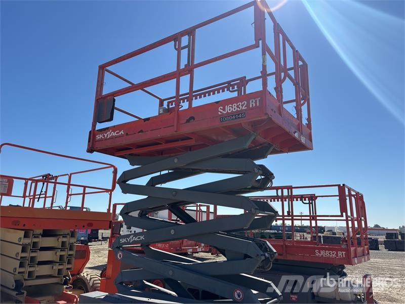 SkyJack SJ6832 RT Scissor lifts