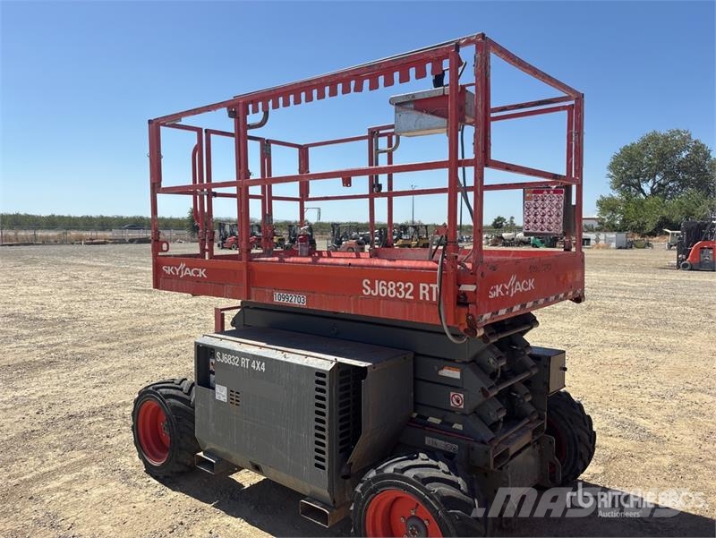 SkyJack SJ6832 RT Scissor lifts