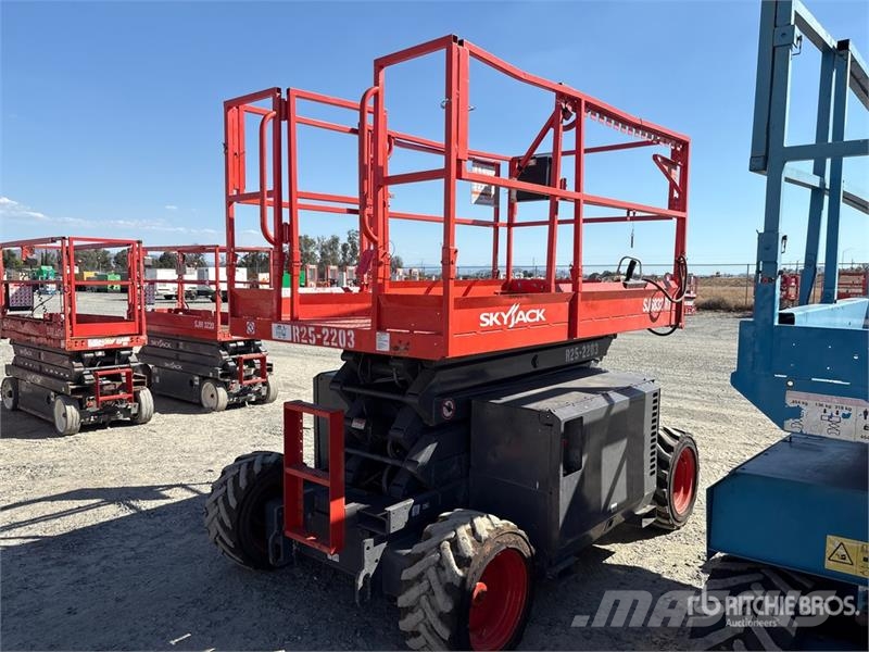 SkyJack SJ6832 RT Ollós emelők