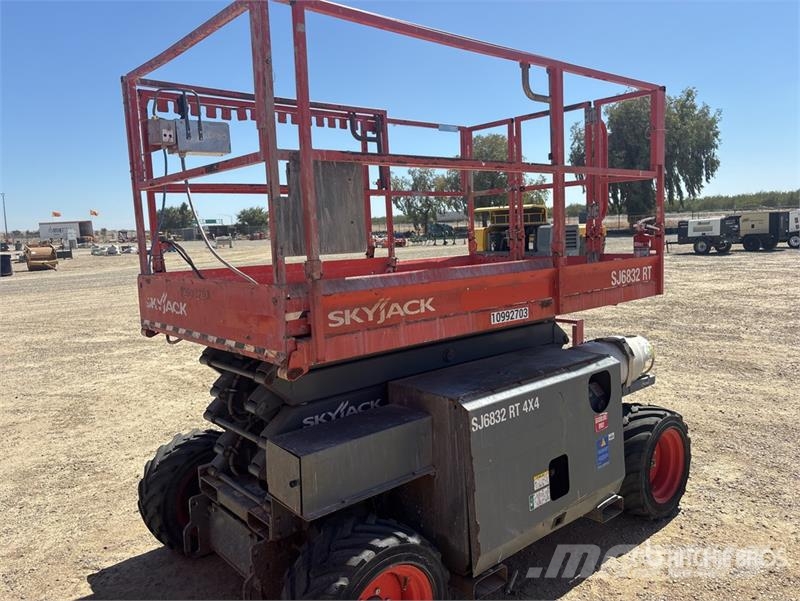 SkyJack SJ6832 RT Scissor lifts