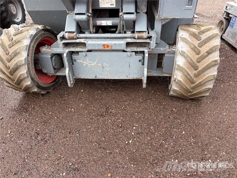 SkyJack SJ6832 RT رافعات مقصية الشكل