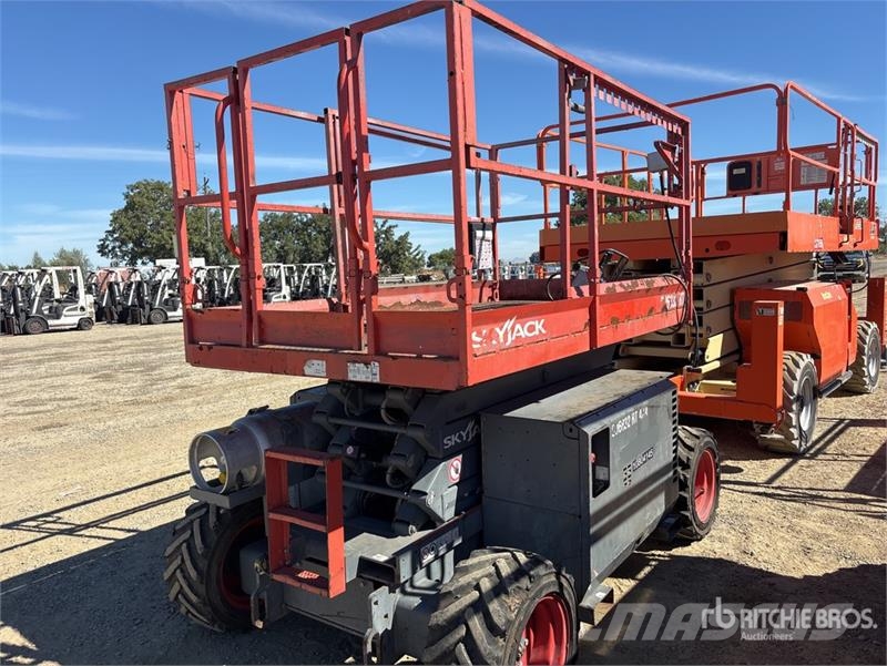 SkyJack SJ6832 RT Scissor lifts