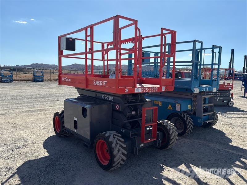 SkyJack SJ6832 RT Ollós emelők