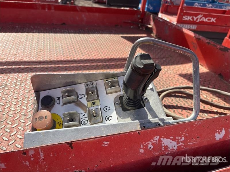 SkyJack SJ6832 RT Scissor lifts