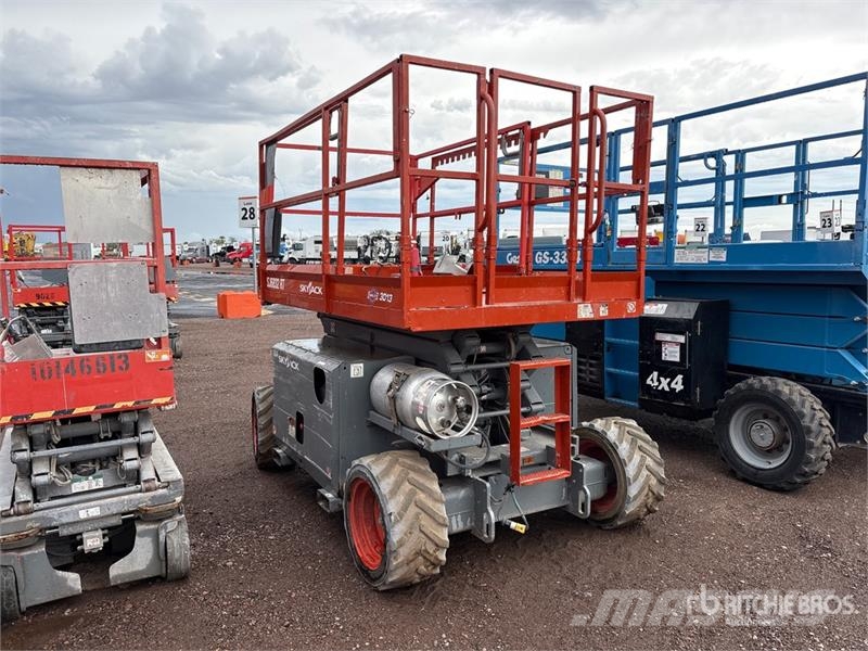 SkyJack SJ6832 RT رافعات مقصية الشكل