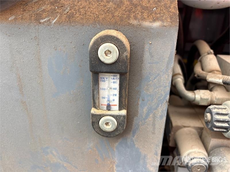 SkyJack SJ6832 RT رافعات مقصية الشكل
