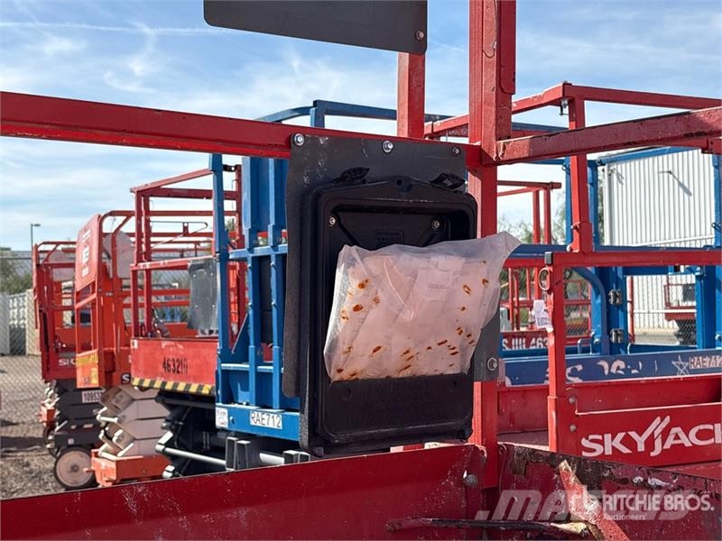 SkyJack SJ6832 RT Scissor lifts