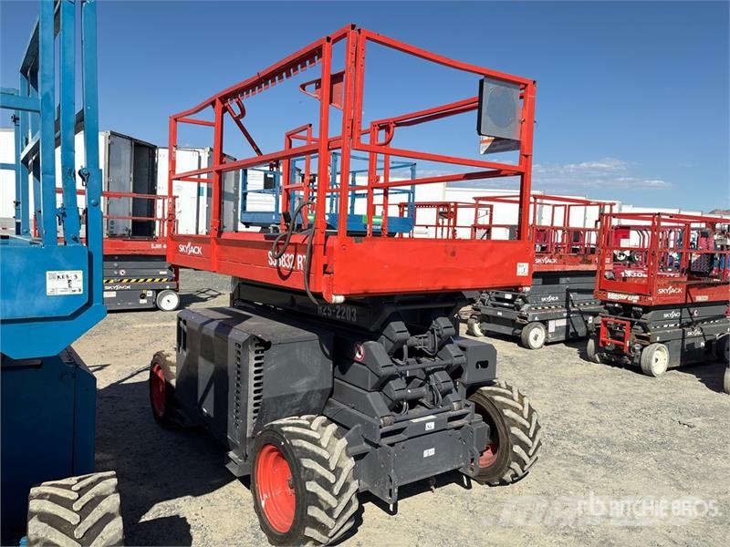 SkyJack SJ6832 RT Ollós emelők