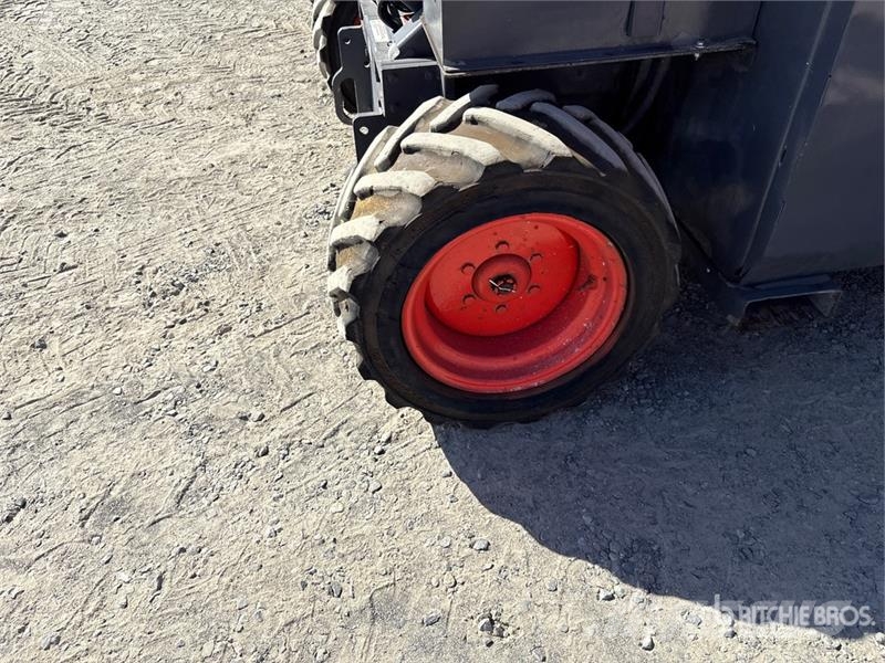 SkyJack SJ6832 RT Ollós emelők