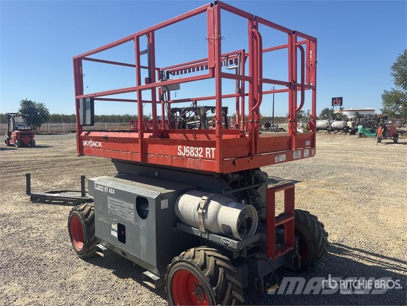 SkyJack SJ6832 RT Scissor lifts