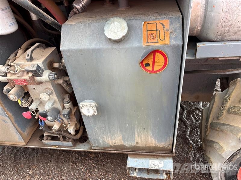 SkyJack SJ6832 RT رافعات مقصية الشكل