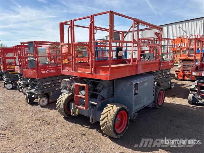 SkyJack SJ6832 RT Scissor lifts