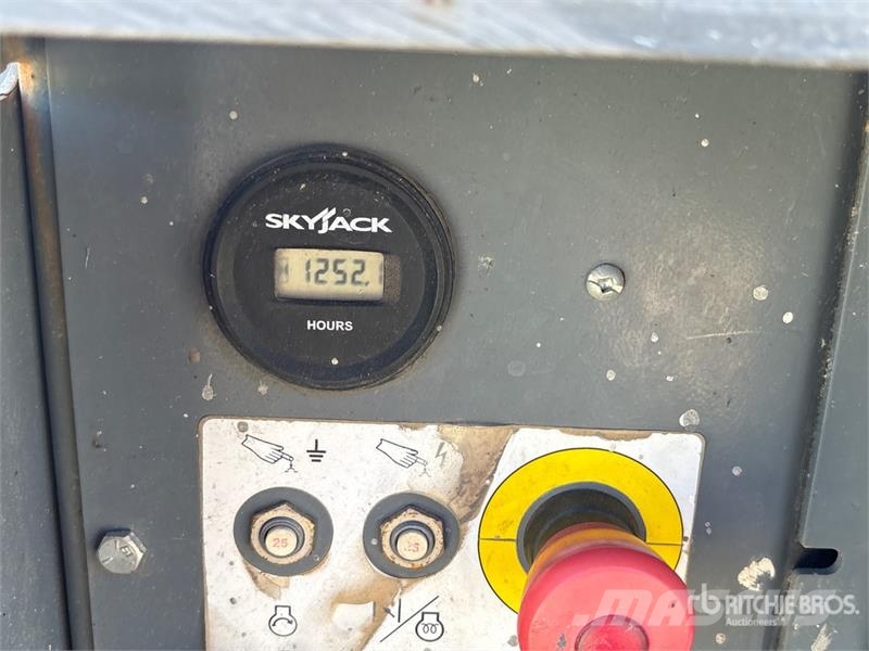 SkyJack SJ6832 RT Škarjaste dvižne ploščadi