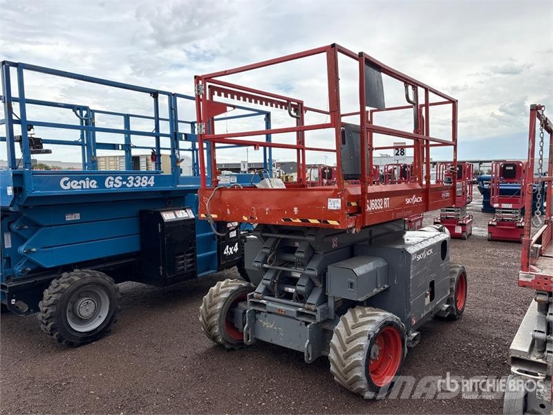SkyJack SJ6832 RT رافعات مقصية الشكل