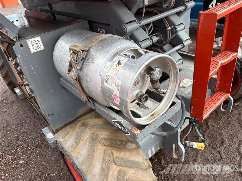 SkyJack SJ6832 RT رافعات مقصية الشكل