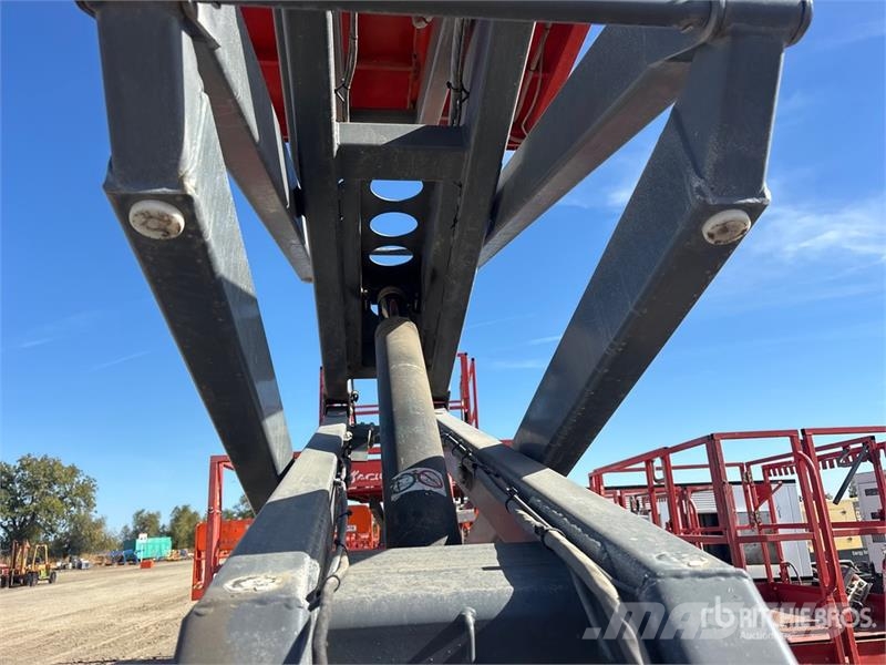 SkyJack SJ6832 RT Scissor lifts