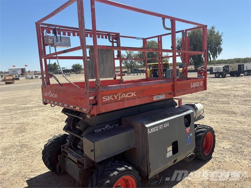 SkyJack SJ6832 RT Scissor lifts