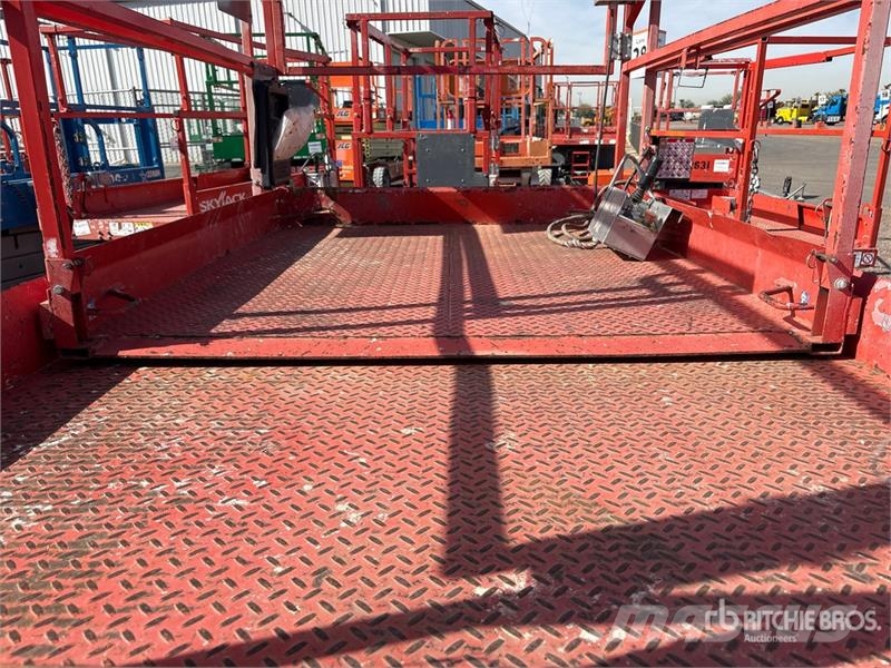 SkyJack SJ6832 RT Scissor lifts