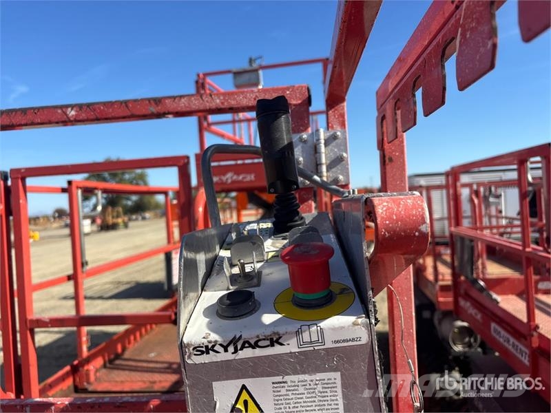 SkyJack SJ6832 RT Scissor lifts